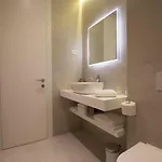 招待所 And Comfort Zone 4*